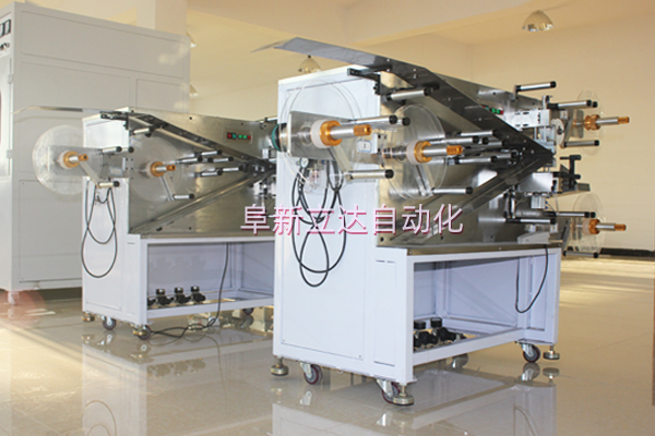氣動(dòng)控制張力卷繞機(jī)用于啟動(dòng)電容器的生產(chǎn)中。