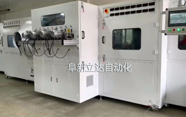 PJ-8八槍雙面自動噴金機具有自動除塵、智能雙面、整潔美觀、運行穩(wěn)定的特點，阜新立達自動化裝備有限公司